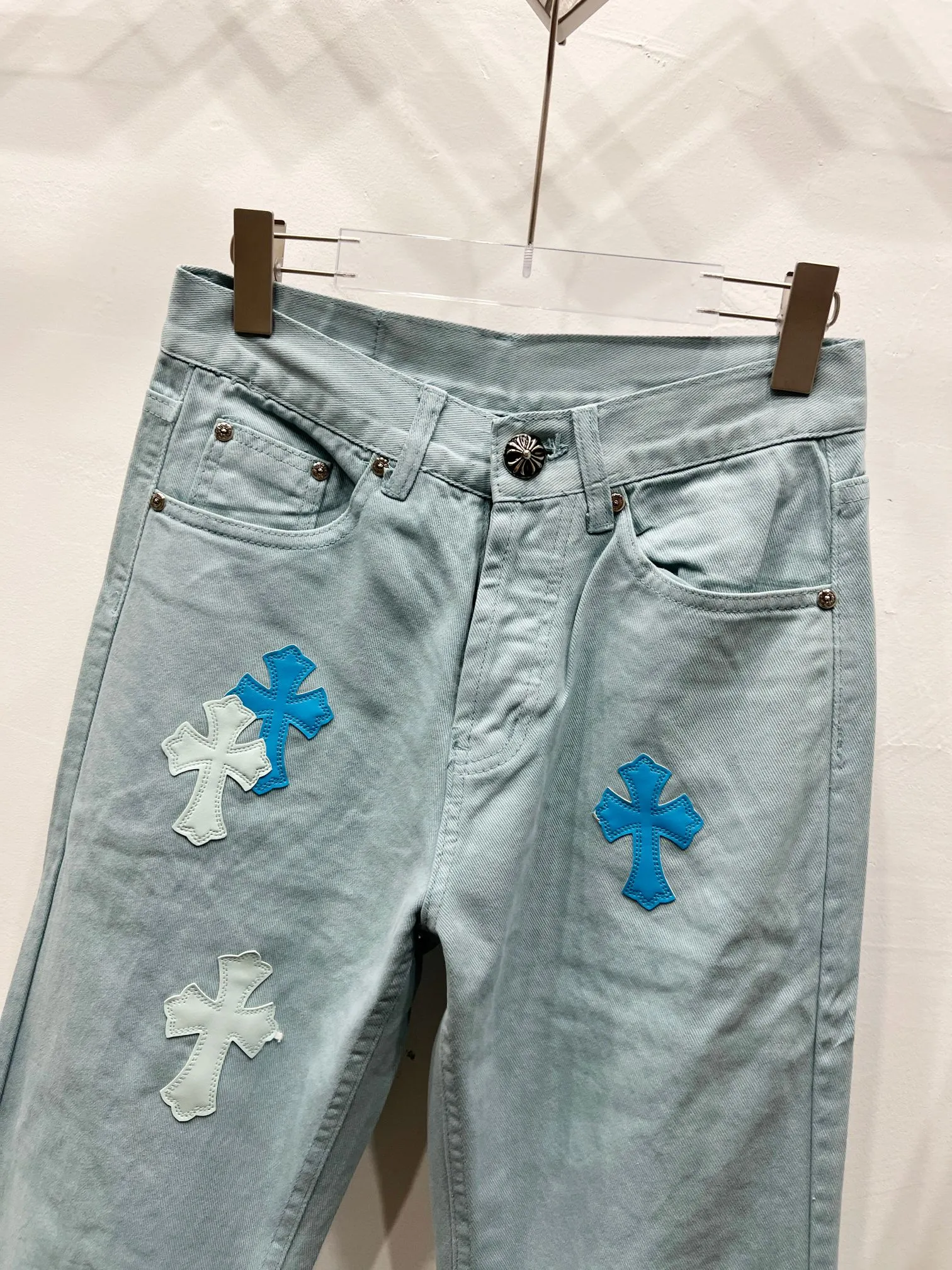 P280 Style number: (c035) Chrome hearts CH co-branded Drak ice blue Miami jeans exude uninhibited personality and unique charm. Every wear and tear is carefully designed to present a unique artistic feel. Made of imported denim fabric, which has undergone heavy industrial washing and destruction treatment, the trousers show a super cool effect on the upper body, allowing you to dominate the fashion stage.  This is more than just a pair of jeans, it is an expression of attitude. With its unique design concept and ultimate pursuit of details, Croxin breaks traditional boundaries and defines the jeans trend in the new era. The trousers are made of double-layer woven fabric with customized hardware. Italian-made special cowhide is printed and cut. Custom-made sheepskin three-layer thick-line leather. The whole body is spliced ​​in heavy water washing. Craftsmen hand-splash ink. You can see the details. Three-dimensional cutting version. Loose and comfortable, not flattering. Makes taller and slimmer. Factory quality. Original quality control. Same style for men and women. Can be matched with couples. Versatile recommendation. Must-have jeans for all seasons. Color: ice blue. Size: 28-30-32-34.